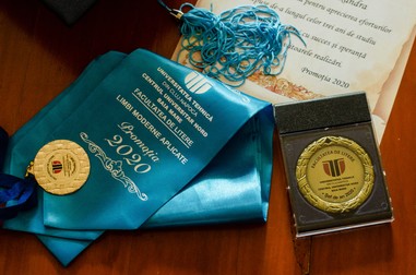 Diploma și eșarfa de absolvire, alături de medalia de Șef de an 2020 | Foto Oana Brîndușe