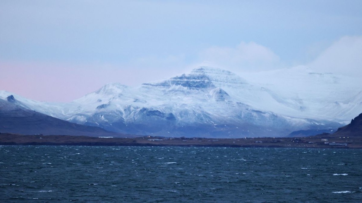 Munți acoperiți de zăpadă se văd în Reykjavik, înconjurat de Oceanul Arctic, 29 noiembrie 2025