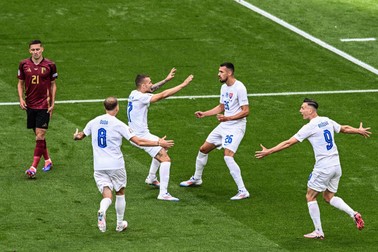 17 June 2024, Hesse, Frankfurt_Main: Slovakia's Ivan Schranz (2nd R) celebrates with teammates Ondrej Duda, Lukas Haraslin and Robert Bozenik after his goal during the UEFA Euro 2024 Group E soccer match between Belgium and Slovakia at the Frankfurt Arena. Photo: Swen Pförtner/dpa