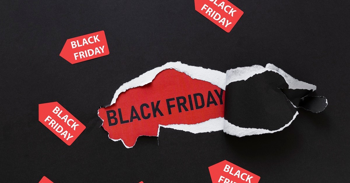 O hârtie neagră ruptă care dezvăluie textul "Black Friday" cu stickere roșii. - O hârtie neagră ruptă care dezvăluie textul "Black Friday" cu stickere roșii.