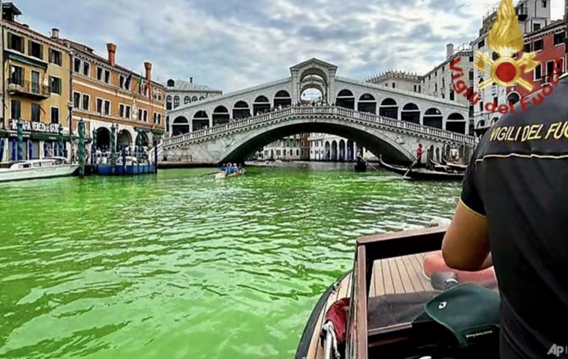 Apa Marelui Canal din Veneția s-a colorat în verde fosforescent. Polițiștii italieni au deschis o anchetă