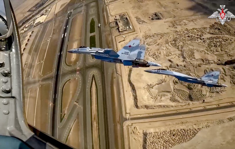 Vladimir Putin, escortat de patru avioane de vânătoare Suhoi, echipate „cu diferite tipuri de armament", în zborul spre Abu Dhabi. VIDEO