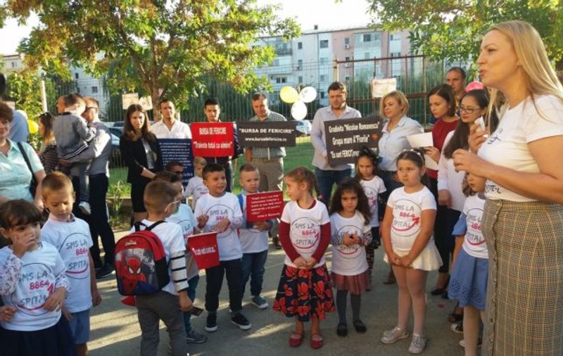 O educatoare din Craiova nu a primit flori la începutul acestui an școlar. Gestul emoționant făcut de părinți