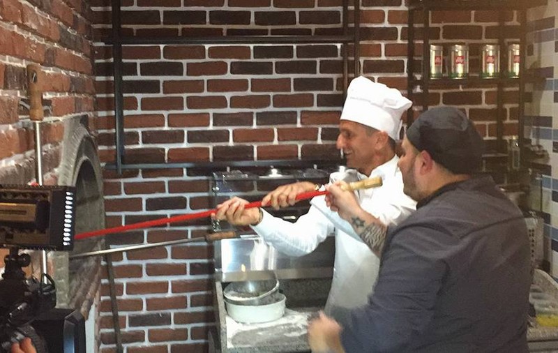 Răzvan Lucescu, la brutărie! Antrenorul a făcut muncă necalificată, pentru un prieten / GALERIE FOTO