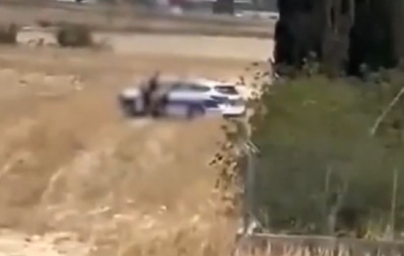 Cum au fost filmați doi polițiști lângă mașina de patrulare, în timpul serviciului, pe un câmp din Cipru: „Scandalul anului”