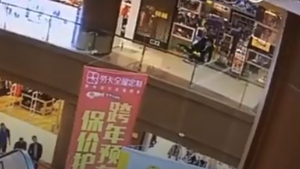 Momentul terifiant în care un bărbat aruncă o fetiță de 6 ani de la balconul unui mall, înainte să sară și el 18 metri în gol