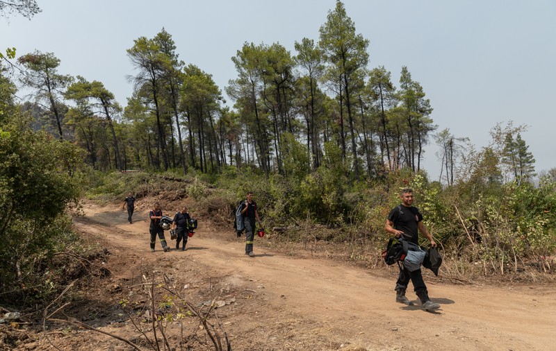 Poveștile pompierilor români în insula Evia: „O bătrână avea casa izolată în pădure, am ajuns la ea înaintea focului”
