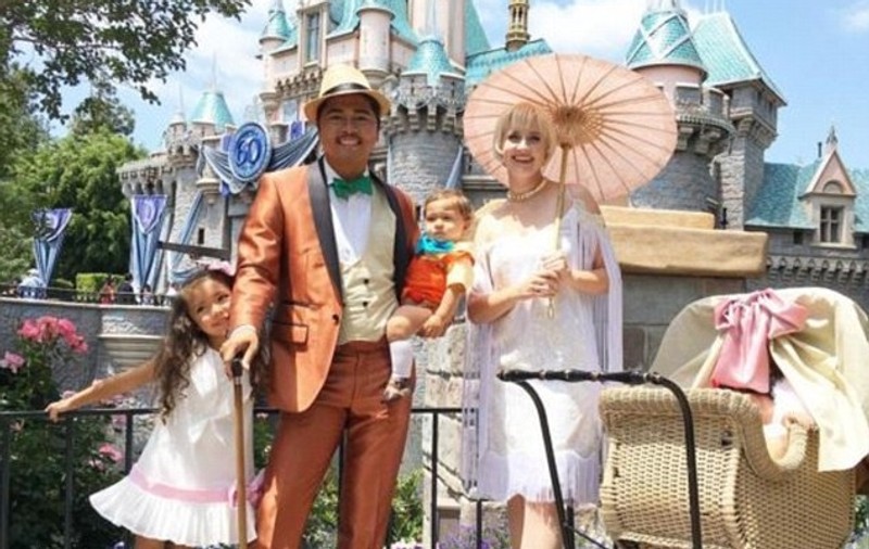 O familie a mers, într-un singur an, de 128 de ori Disneyland. Cei cinci americani poartă costume spectaculoase în timpul vizitelor | FOTO