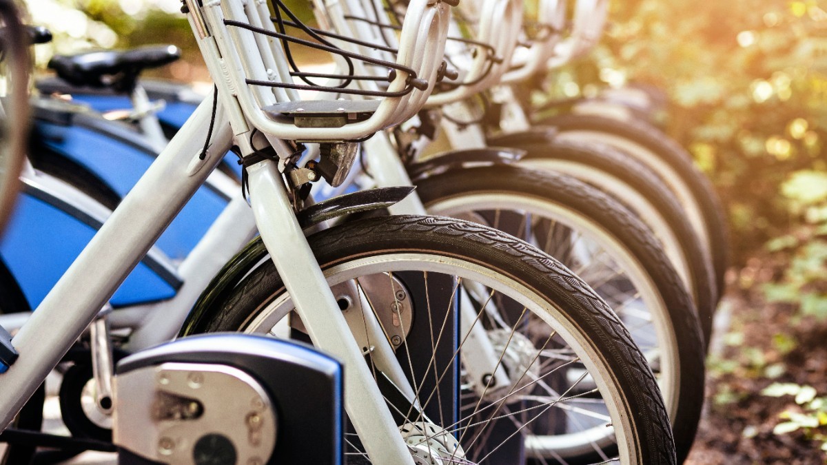 Mai multe biciclete în zona specială pentru depozitare