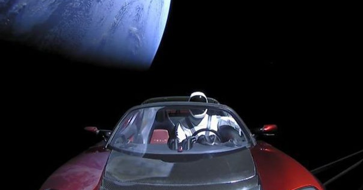 Mașina lui Elon Musk, lansată în spațiu cu cea mai puternică rachetă din lume, a fost filmată de un telescop