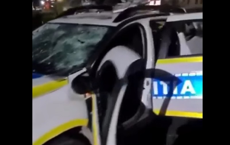 „Nu suport poliția”, explicația unui bărbat din Caraș-Severin care a făcut praf cu ciocanul Dusterul agenților de la el din comună