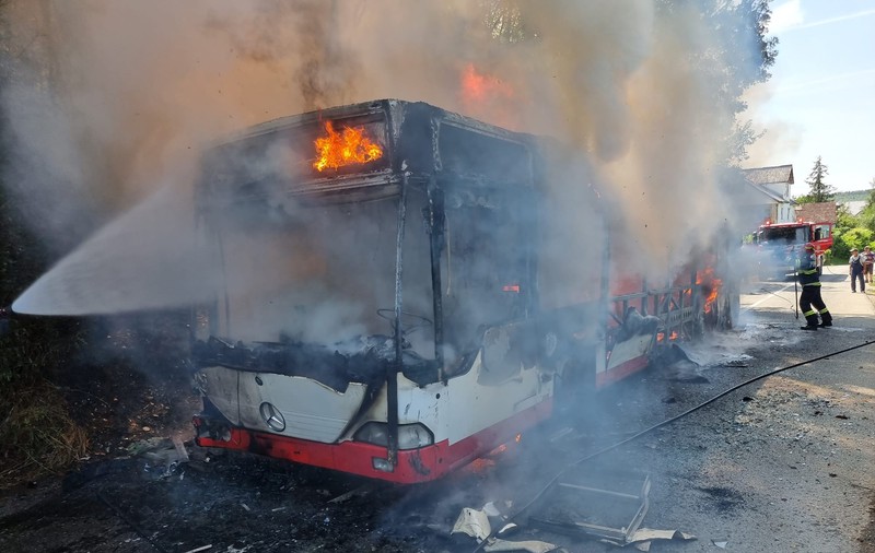 Un autobuz a luat foc în mers, în Bistrița. „Oamenii s-au salvat spărgând geamurile. Ușile se blocaseră”