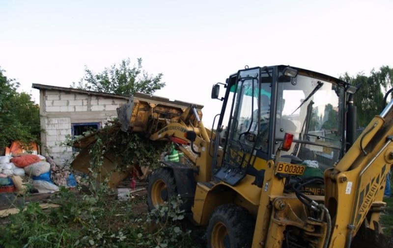 I-au evacuat cu buldozerele dintr-o casă construită ilegal
