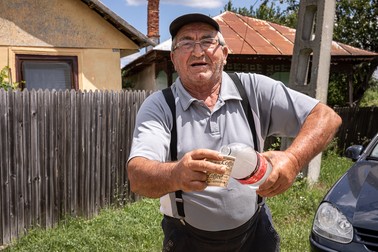 Sătenii din Găleţeanu l-au invitat pe primar la un pahar de apă din puţ