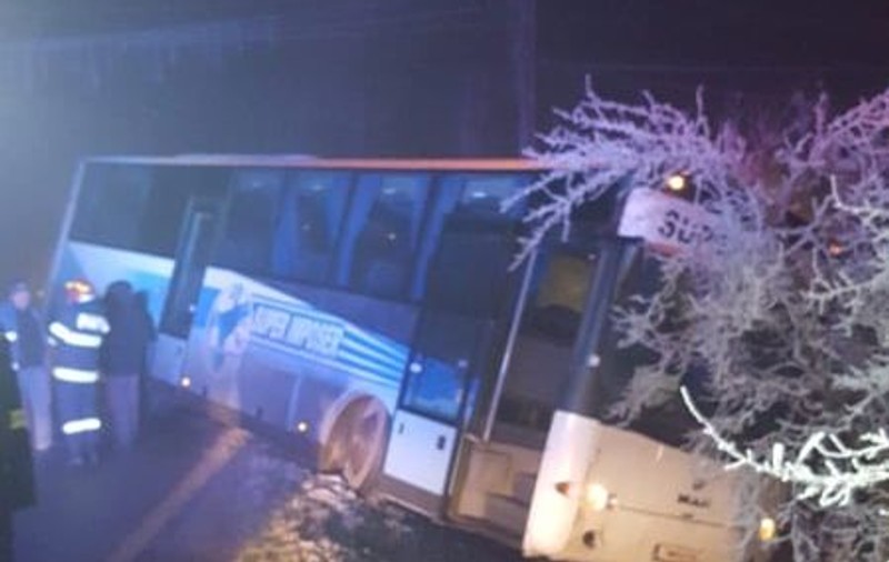 Încă un autobuz plin cu elevi a intrat în șanț. Al doilea accident de acest fel în numai 24 de ore, în Timiș!
