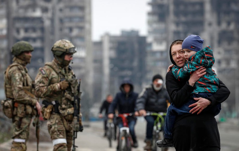 Război în Ucraina, ziua 53 | Rusia continuă bombardamentele în mai multe orașe ucrainene. Mariupolul refuză să se predea, în ciuda ultimatumului rușilor