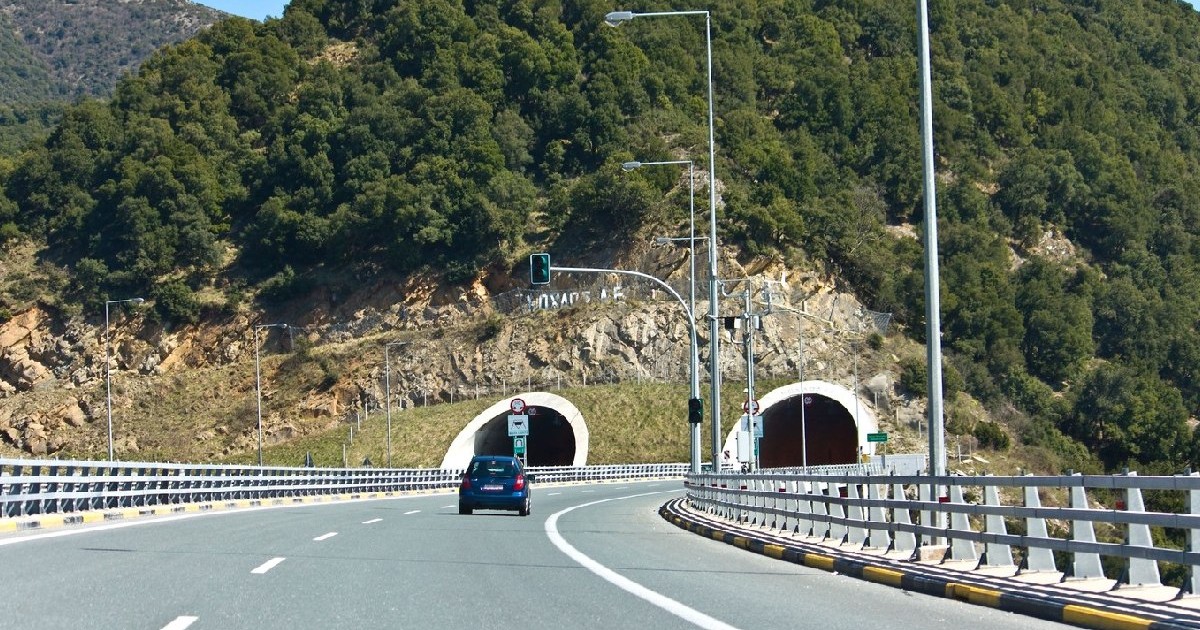 O mașina care circula pe autostrada E 90 din Grecia