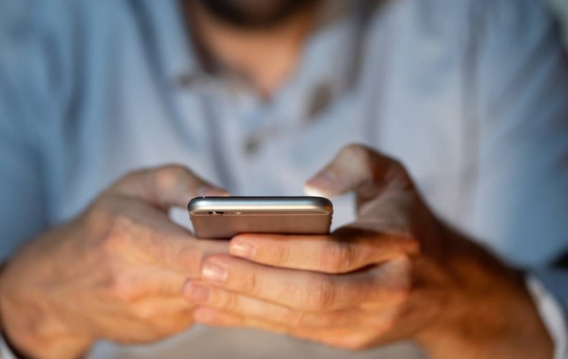 Un bărbat din Sibiu a rămas fără 12.000 de euro de Crăciun, după ce a primit un SMS