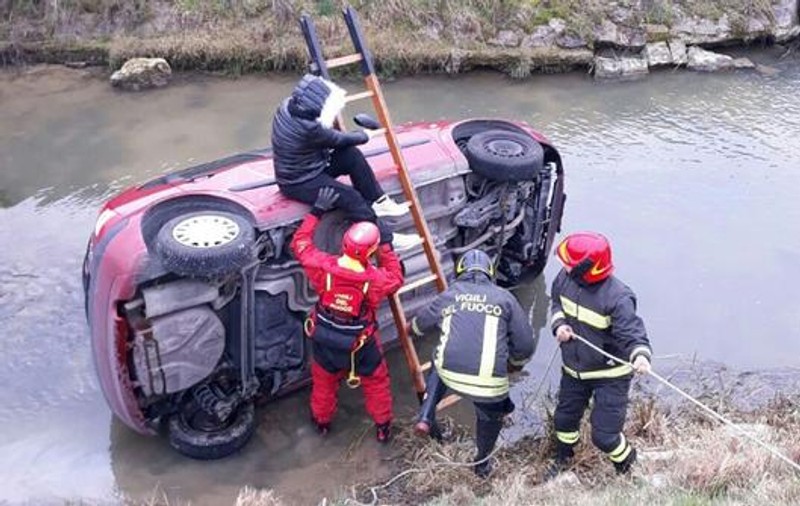 Un român este erou în Italia după ce a ajutat victima unui accident rutier să se salveze