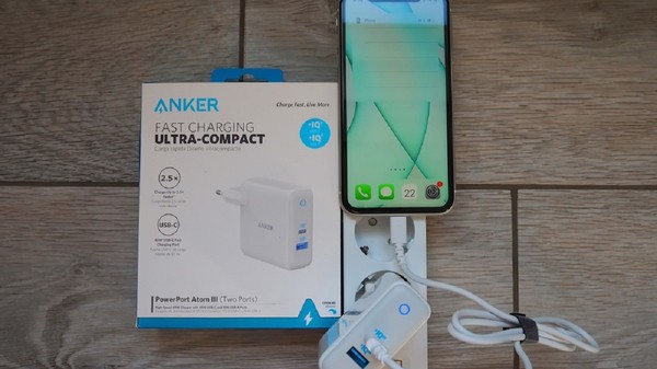Imagine cu un încărcător de telefon conectat la priză