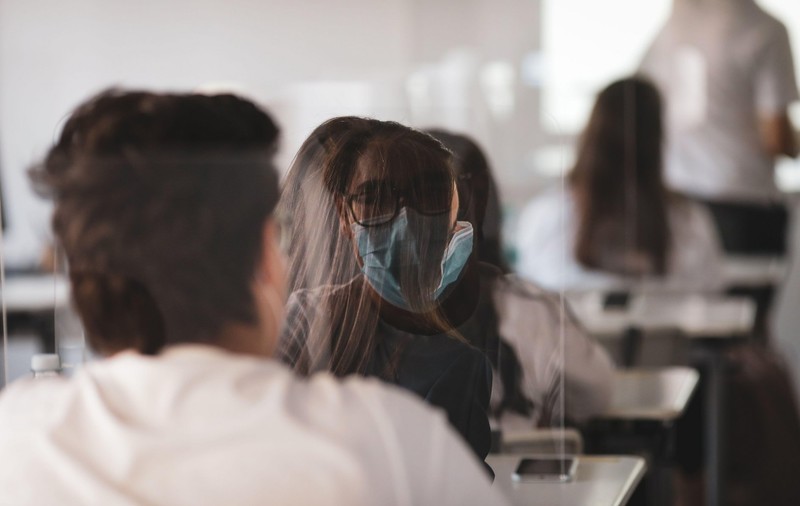 Efectele pe termen lung ale COVID: 12% dintre elevii din Anglia au avut simptome și la câteva săptămâni de la infectare