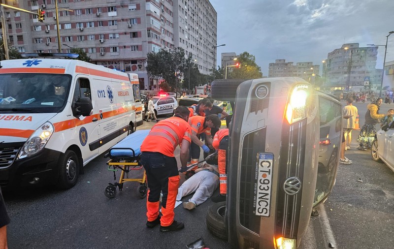 O autospecială de poliție în misiune, spulberată de o șoferiță care nu a acordat prioritate, la Constanța. Trei oameni au fost răniți