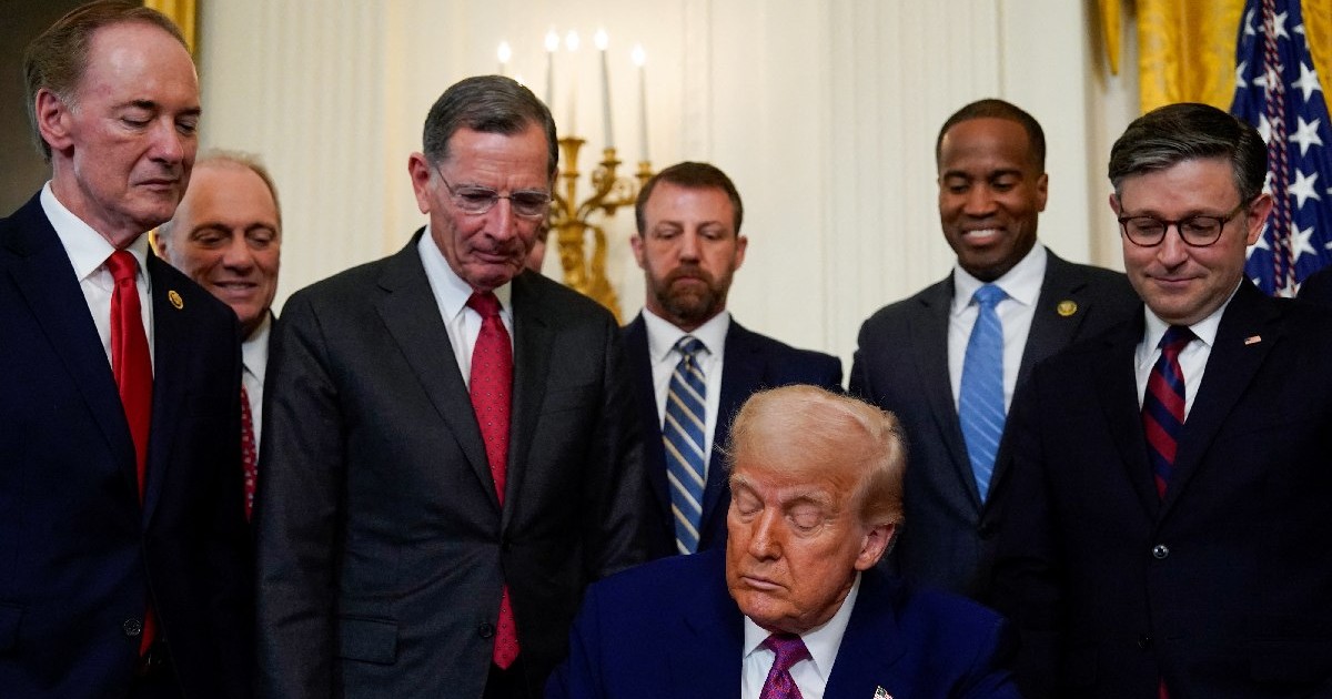Președintele american Donald Trump în timpul unei ceremonii de semnare a unui proiect de lege în Sala de Est a Casei Albe din Washington, DC, SUA, joi, 12 iunie 2025.