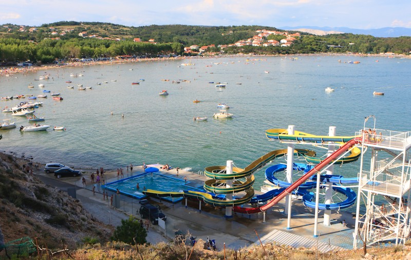 O fetiță de 3 ani a murit la un parc acvatic, după ce a căzut de pe un tobogan. Era în vacanță cu familia, în Croația
