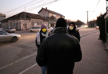 Localnic de etnie romă, discutând cu reporterii Libertatea. Nu a acceptat să fie fotografiat cu fața „de frică”
