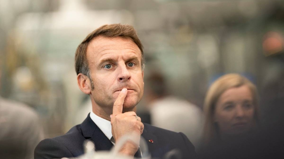Președintele Macron, gânditor, portret în mulțime