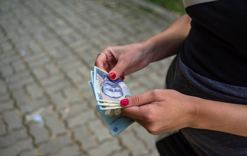 Un medic dă vina pe soacra unei paciente pentru șpaga primită după o naștere: „A introdus banii cu forța în buzunar”