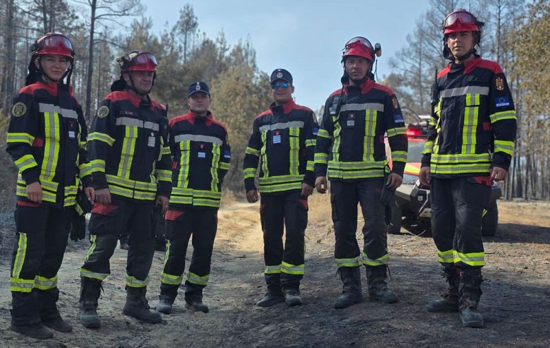 Pompierii români luptă cu flăcările în Serbia. Linia de protecție de 1.000 de metri întinsă pentru oprirea incendiilor