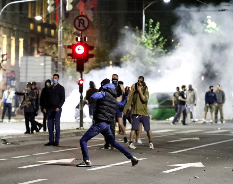 Proteste violente la Belgrad, după ce s-a decis reluarea stării de urgenţă din cauza COVID-19. Oamenii au intrat în clădirea Parlamentului