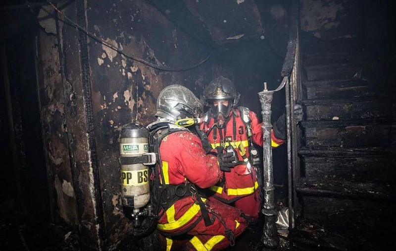 Trei persoane au murit într-un incendiu la Paris. O femeie s-a aruncat de la etaj ca să scape din calea flăcărilor. Alți 27 de oameni au fost răniți