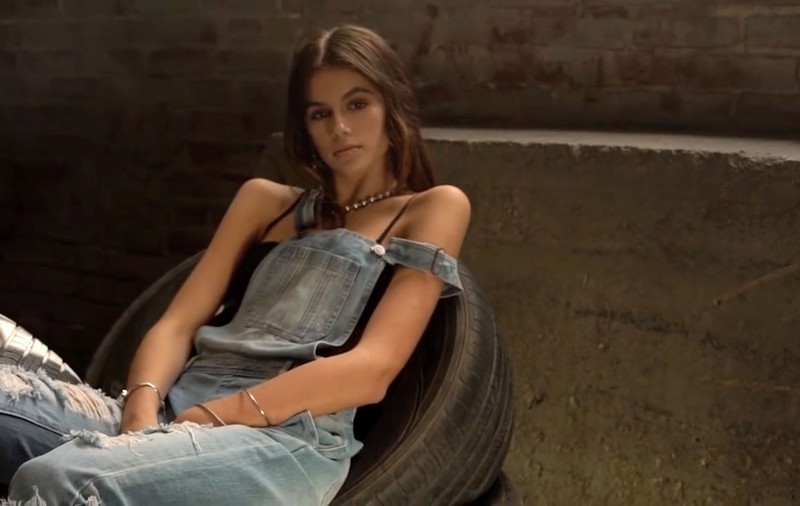 Fiica lui Cindy Crawford calcă pe urmele mamei sale. Kaia Gerber este imaginea unei brand de îmbrăcăminte