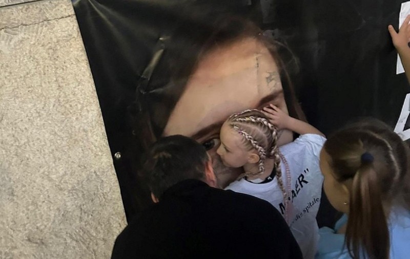 Fiica Alexandrei Ivanov a îmbrățișat un afiș cu mama ei, în ziua când tânăra moartă la maternitatea din Botoșani ar fi împlinit 26 de ani: „Dar nu sunt brațele mamei”