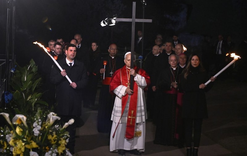 Papa Leon a purtat crucea tot drumul în Vinerea Mare și a transmis un avertisment liderilor lumii: „Vor răspunde în fața lui Dumnezeu”