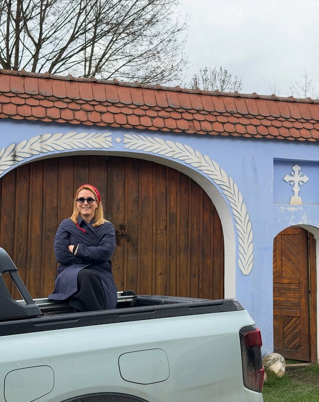 Cum petrece Andreea Esca Paștele catolic. Prezentatoarea a plecat cu familia din București
