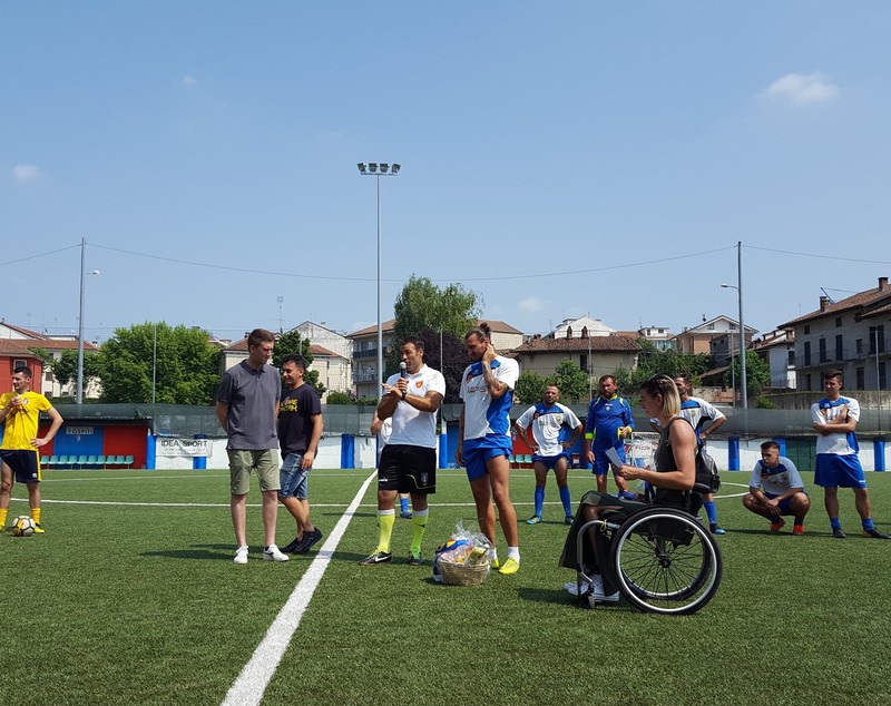 Vasile Mogoș are tatuați ”cei 7 ani de acasă”. Fotbalistul și verișoara sa au participat la o sărbătoare acasă, la Moara Domnească, în Vaslui
