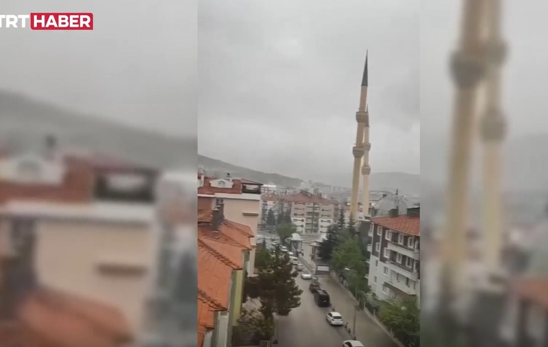 Momentul filmat când un minaret al unei moschei din Turcia se prăbușește, doborât de vânt