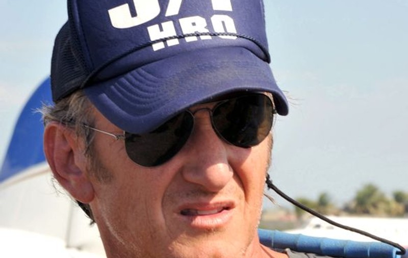 Sean Penn a salvat o femeie şi un copil de sub dărâmăturile din Haiti