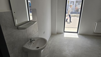 Uși transparente în piața nou renovată. Foto Bit24