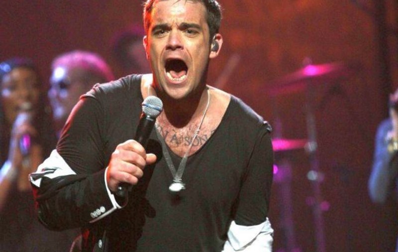 Bătaie cruntă la Londra! Fanii lui Robbie Williams şi-au împărţit pumni şi picioare la un concert - VIDEO