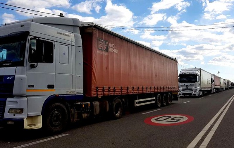 Transportatorii români ar putea opri activitatea, joi, pe durata protestului din faţa Parlamentului European