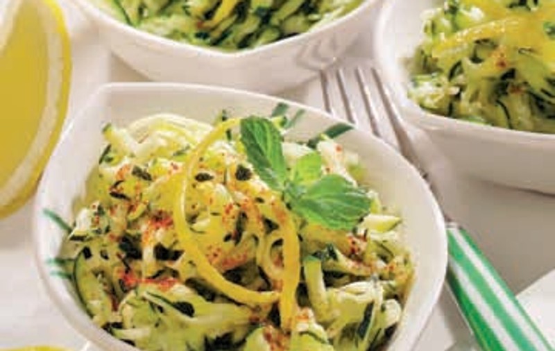 Găteşte altfel dulcii dovlecei! Salată de dovlecei cruzi