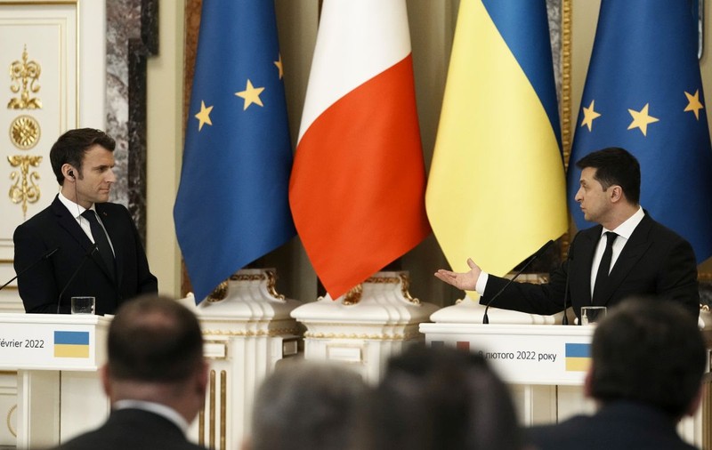 Zelenski l-a invitat pe Macron în Ucraina ca să vadă cu ochii lui că „rușii au comis un genocid”