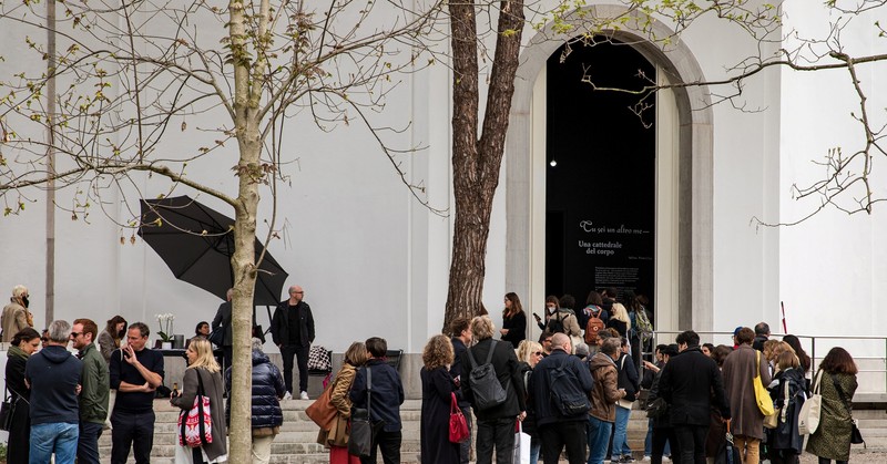 Credit imagini: „Adina Pintilie: Tu ești un alt eu - O catedrală a corpului” (2022), instalație multimedia. Fotografii pavilion: Martin Backhaus
