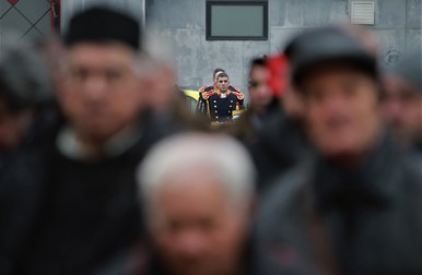 Pe 21 decembrie, în fiecare an, se depun coroane de flori la Cimitirul Eroilor Revoluției, comemorându-i pe cei care au luptat în 1989 pentru libertate și democrație. Foto: Dumitru Angelescu
