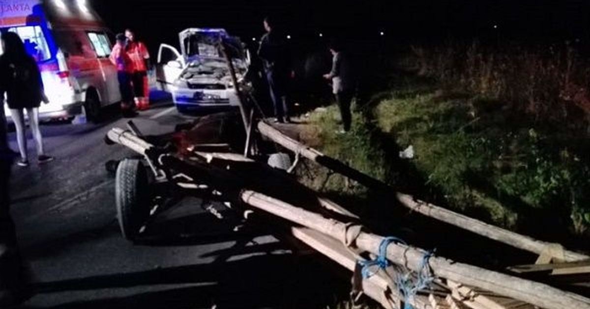 Membrii unui echipaj de salvare intervin după ce o mașină a lovit o căruță, în Lungulețu, Dâmbovița, 12 octombrie 2025