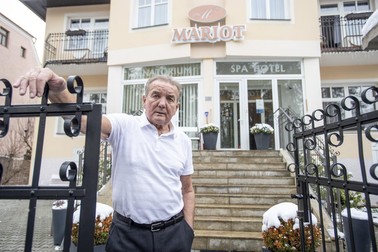 Dusan Uhrin senior își întâmpina în vremurile bune oaspeții la poarta hotelului
